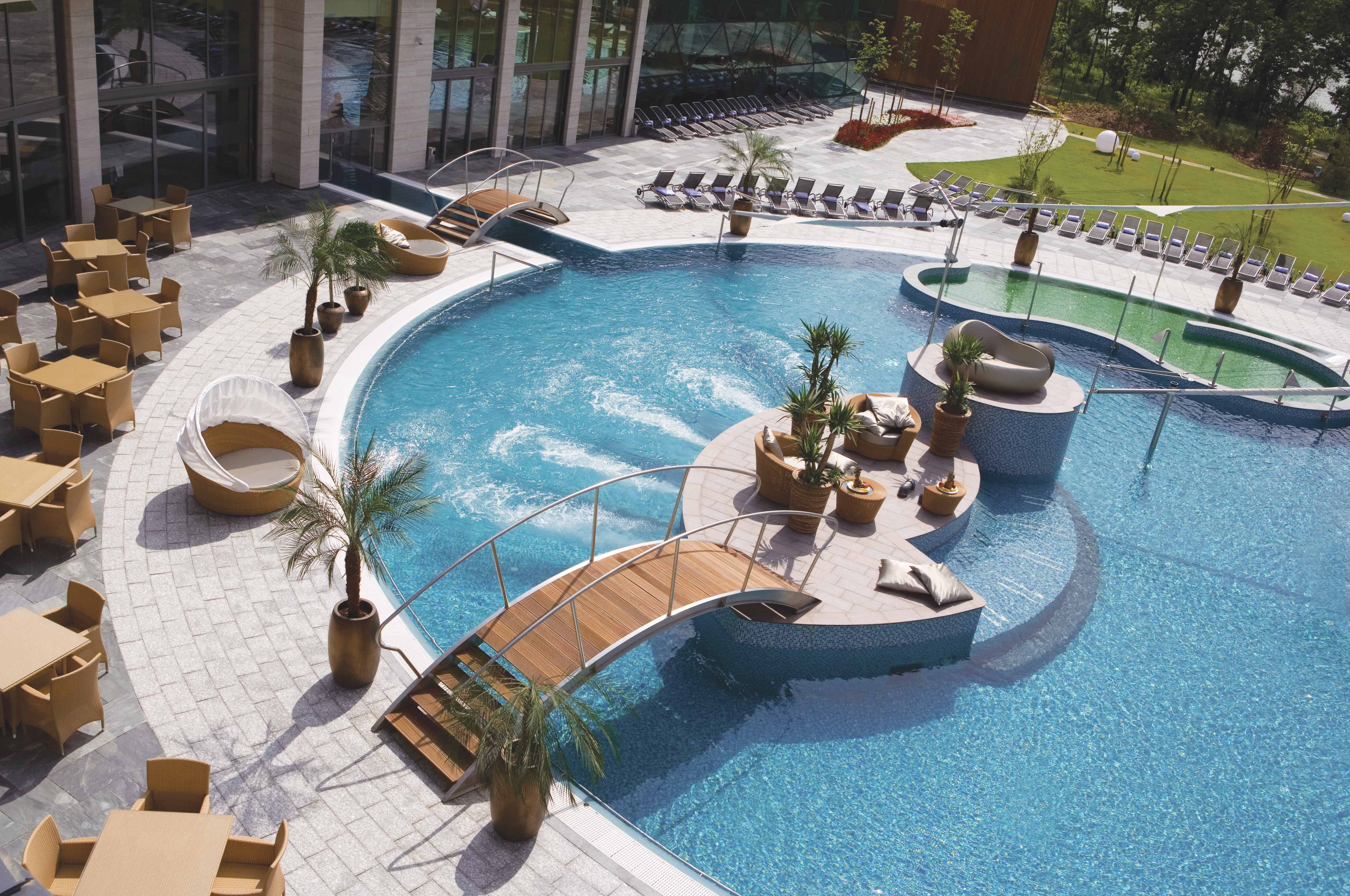 spirit-outdoorpool.jpg